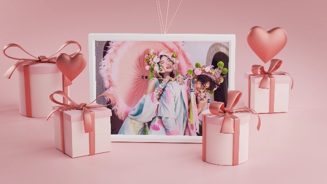 挂着相框的粉色爱心气球上升动画，情人节主题开场0预览图